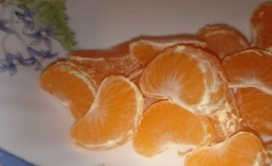 1. Этап. Кекс с мандаринами: Очистите мандарины, разделите на дольки и оставьте на час для подсыхания. Сухофрукты замочите в ликере.