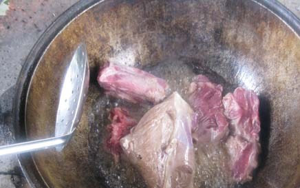 1. Этап. Лагман с капустой: Разогреть масло в казане и обжарить мясо до золотистого цвета. Затем его выложить на тарелку.