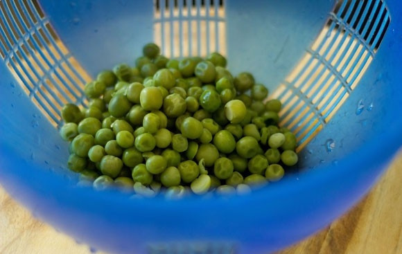 1. Этап. Карри с рисом, горошком и грибами: Горошек промойте и обсушите. Если у вас замороженный, то предварительно достаньте его из морозилки.