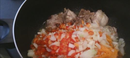 1. Этап. Плов из окорочков: 5. В самом конце нарезаем болгарский перец. Можно также овощи отправить к мясу все вместе и слегка их припустить - как пожелаете. Вкус немного изменится (во втором случае).