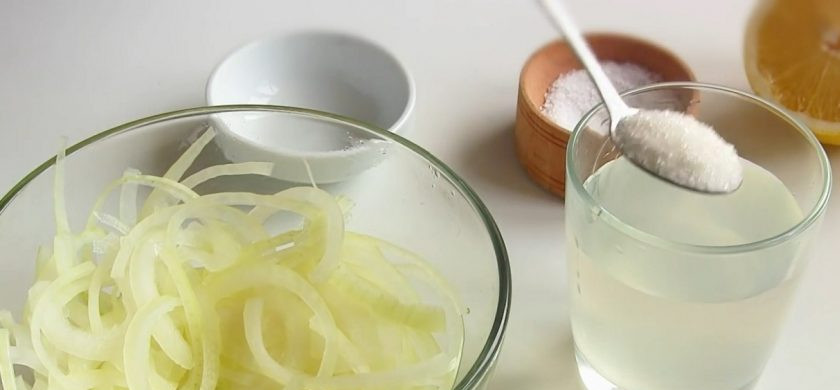 1. Этап. Салат Мужской каприз с мясом: 1. Лук нарежьте полукольцами, залейте кипятком и сразу слете воду. В стакан с водой добавьте соль, сахар, сок половины лимона и перемешайте. Залейте этим маринадом лук и отставьте.