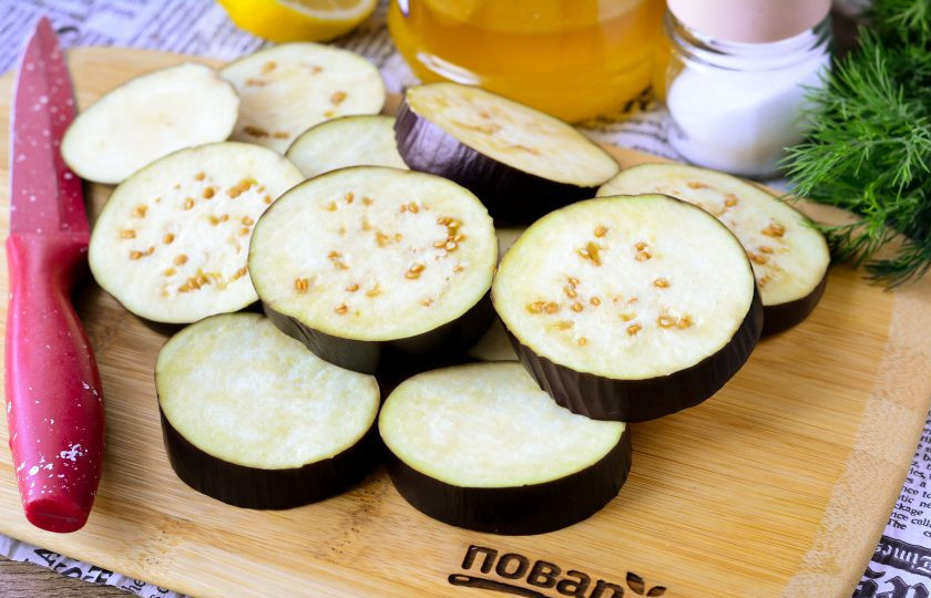 1. Этап. Баклажаны в медово-лимонной карамели: Нарежьте вымытые баклажаны средними кружками.