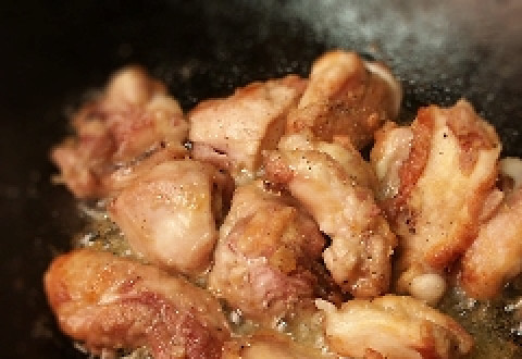 1. Этап. Фрикасе из кролика: 3. Отправляем мясо жариться. Идеальной емкостью для этого блюда станет казан, но можно взять посуду с толстым дном и стенками. Жарим со всех сторон до румяной корочки.