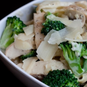 Спагетти с курицей и грибами