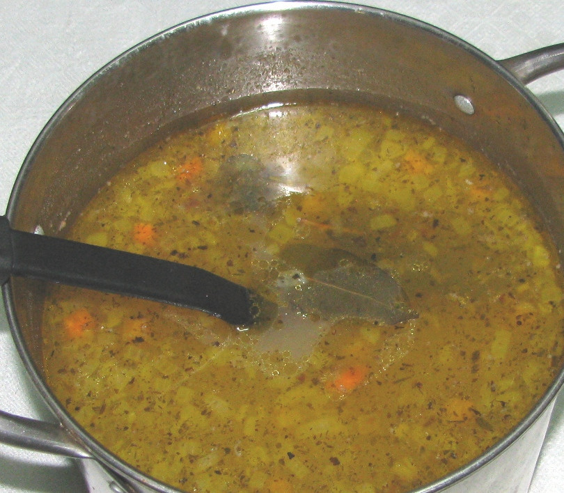 1. Этап. Вкусный рассольник с перловкой: 3. Добавим зажарку в кастрюлю, перемешаем. Если получилось слишком густо, добавим немного воды. Картофель режем небольшими кусочками и добавляем в суп. Сюда же - лавровый лист и перец.