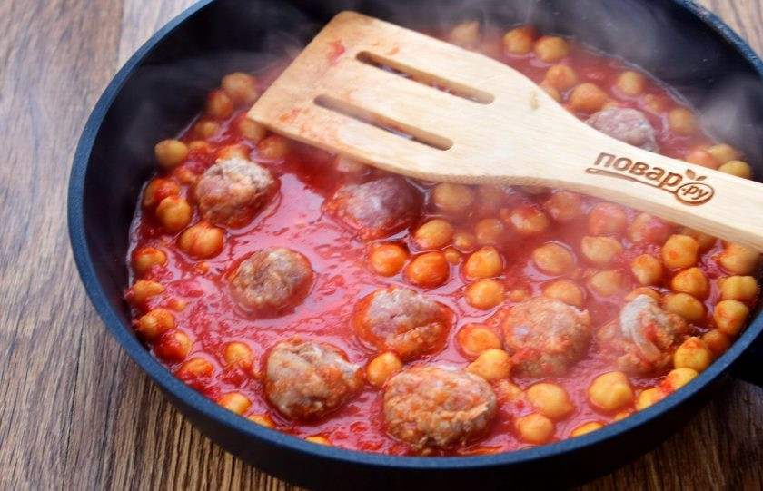 1. Этап. Турецкий суп Эдна: В это время куриный фарш соедините со специями по вкусу, солью и тщательно вымесите и сформируйте фрикадельки. Опустите их в кипящий бульон и варите в течение 15 минут под закрытой крышкой.