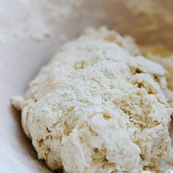 1. Этап. Хлеб индийский: 2. Добавить достаточное количество воды (от 1/4 до 1/2 чашки), чтобы получилось однородное тесто. Накрыть миску чистым кухонным полотенцем и дать тесту постоять от 35 до 45 минут.