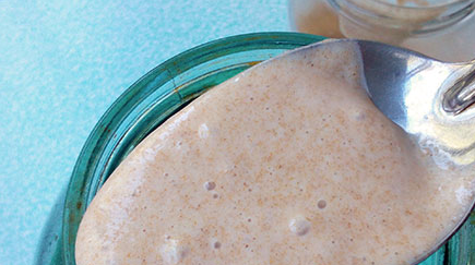 1. Этап. Квас из ржаной муки без дрожжей: 1. Закваска у меня была готовая, но если вы ее только делаете, то сначала сделайте закваску, дайте ей постоять в теплом месте, пока не пойдут пузыри. В большую стерильную банку наливаем воду и вливаем туда же закваску. Перемешаем.