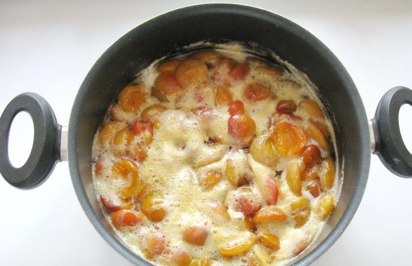 1. Этап. Абрикосовое варенье с ванилью: Поставьте кастрюлю с абрикосами и сахаром на плиту. Доведите до кипения. Затем огонь уменьшите и варите варенье 20 минут.