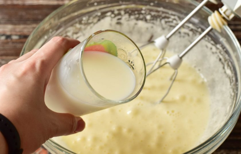 1. Этап. Шоколадный бисквит на молоке: Взбейте их в течение 3 минут на средних оборотах миксера. Затем влейте молоко. Перемешайте.