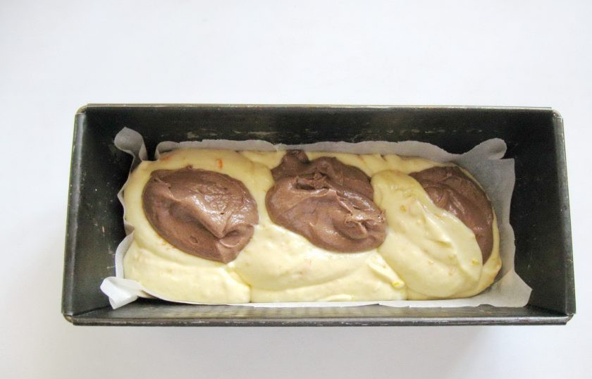 1. Этап. Апельсиново-шоколадный кекс: По очереди выложите светлое и темное тесто в форму для кекса.