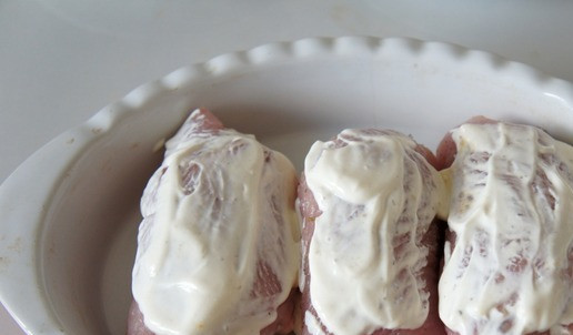 1. Этап. Рулетики из индейки с фасолью: Укладываем рулеты в форму для запекания, смазываем остатками сметанно-горчичной смеси.