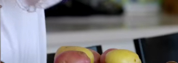 1. Этап. Баранина со стручковой фасолью и яйцами: Предлагаю в качестве гарнира картошку. Очистите нужно количество, отварите в подсоленной воде. Как приготовится, залейте её оливковым маслом с цедрой лимона.