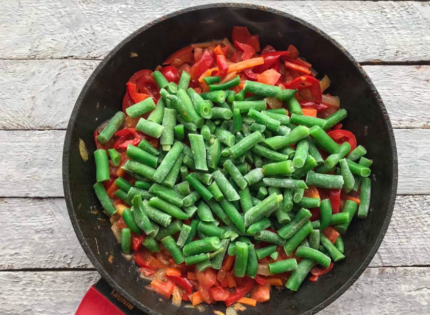 1. Этап. Соте из фасоли: Стручковую фасоль добавьте к остальным ингредиентам.