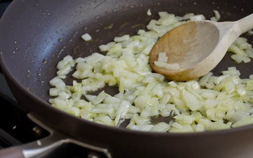 1. Этап. Рагу из белой фасоли: 1. Нарежьте лук мелкими кубиками. Обжарьте его в разогретом масле до мягкости, постоянно помешивая.