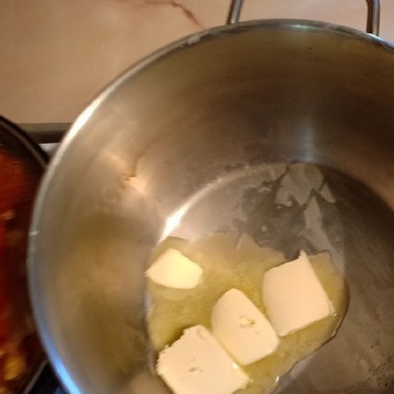 1. Этап. Паста с курицей под чесночно-томатным соусом: В кастрюле растопить немного сливочного масла.