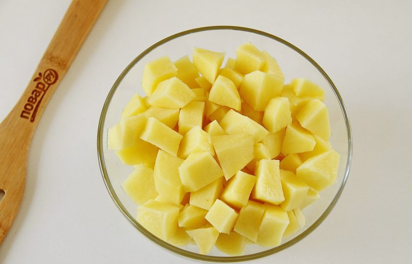 1. Этап. Суп Шыд: Картофель очистите и нарежьте кубиками. Добавьте в бульон.