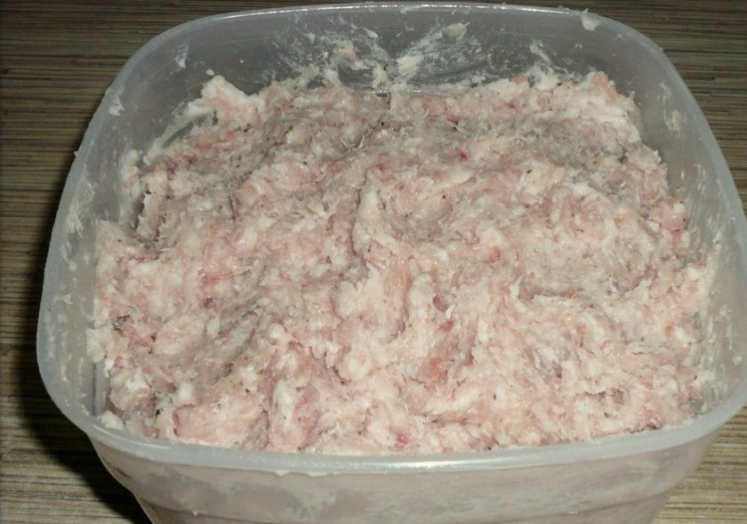 1. Этап. Рыбные котлеты из щуки с салом: 4. Получится мелкий фарш, если нужно, то пропустите его еще один раз, перемешайте.