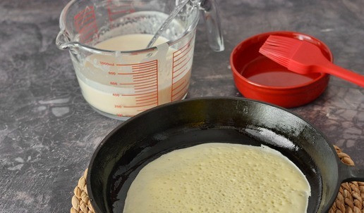 1. Этап. Блины на сливках: Распределите тесто по сковороде, округляя его и дайте блину спокойно печься на первой стороне пару-тройку минут. В процессе следите за нагревом плиты. Если нужно то прибавьте или убавьте огонь. За то время пока блинчик подрумянивается снизу, он должен покрыться пузырьками и стать матовым сверху.