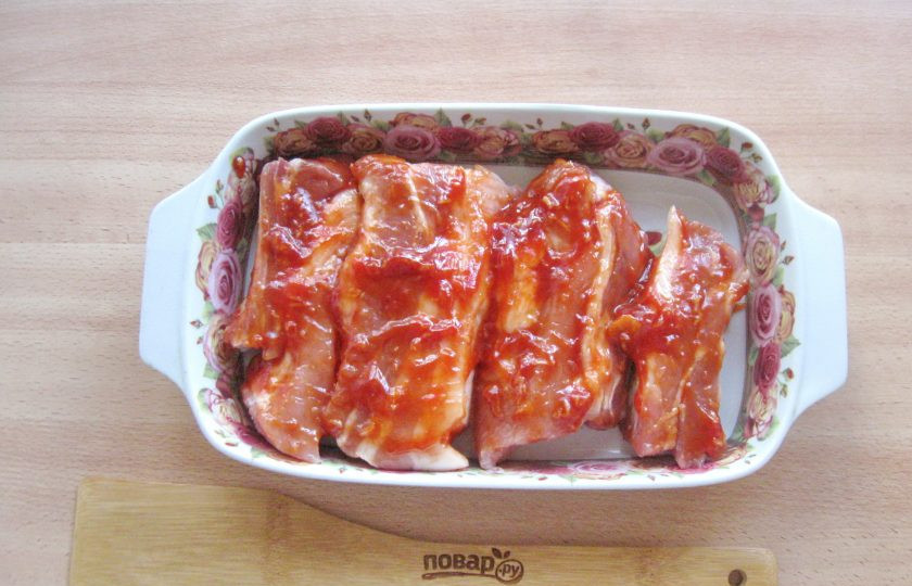 1. Этап. Ребрышки по-мексикански: После выложите ребрышки в форму для запекания. Плотно накройте её фольгой и отправьте в духовку разогретую до 190-200 градусов.