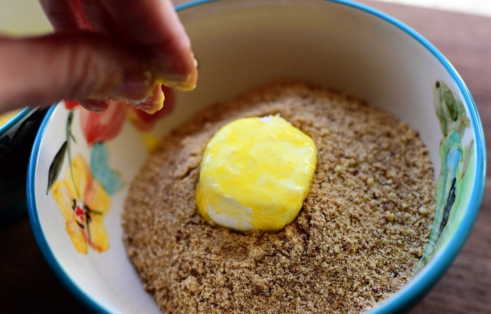 1. Этап. Жареный козий сыр: 6. Обваляйте сыр в панировочной крошке.