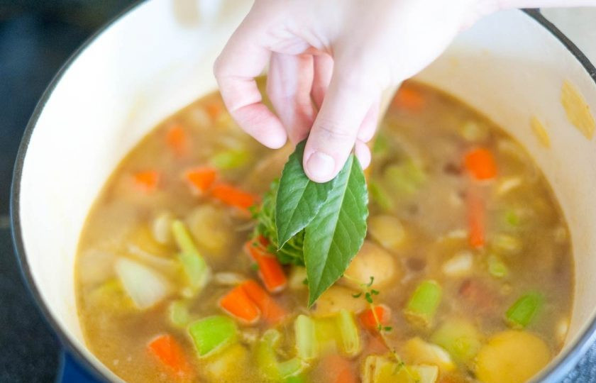 1. Этап. Простой суп: Греем в сковороде масло и готовим овощи 10 минут, добавив соль, перец тимьян. Затем вливаем бульон и кладем лавровый лист.