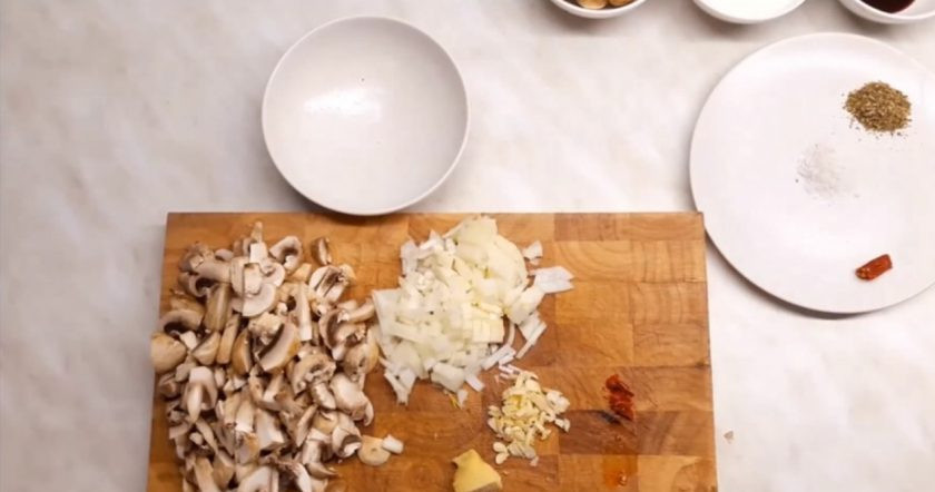 1. Этап. Паштет из печени индюшки: 2. Мелко нарежьте грибы, лук, чеснок, острый перец и имбирь. Форма нарезки не имеет значения, поскольку потом все будете перебивать блендером.