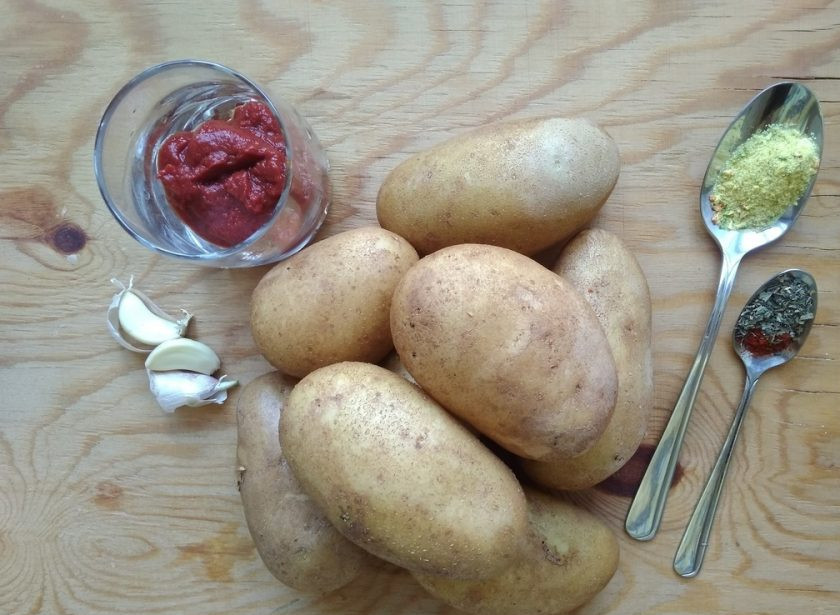 1. Этап. Картофель с томатной пастой: 1. Достаньте необходимые продукты.