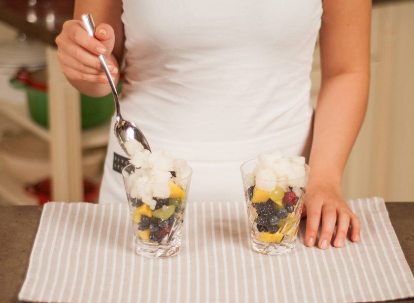 1. Этап. Салат с фруктами: 7. Подаю салат в бокалах: выкладываю фрукты, затем добавляю лед, что приготовил заранее. Сверху добавляю еще чайную ложку салата и сразу подаю к столу.