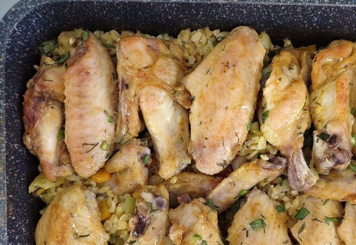 1. Этап. Булгур с крылышками: Запекать 20-30 минут при 180-200 градусах. Готовность смотреть по своей духовке. Главный ориентир - крылышки подрумянятся, а жидкость впитается - булгур будет готов.