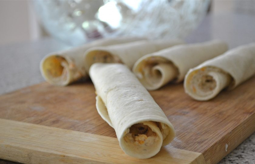 1. Этап. Рулетики в лаваше: Закручивайте рулет плотно, стараясь не оставлять пустот. Рулетики оставьте на несколько часов в холодильнике, а лучше - на ночь. Перед подачей на стол нарежьте на небольшие порционные кусочки.