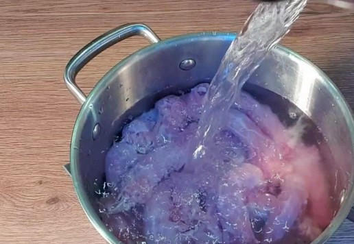 1. Этап. Cуп из куриных шеек с рисом: 2. Куриные шейки промыть, удалить остатки жира, сложить в кастрюлю, залить водой и отправить на сильный огонь. С момента закипания варить 5 минут. Затем откинуть шейки на сито (или дуршлаг) и промыть. Слить первый бульон и промыть кастрюлю. Промытые шейки вернуть обратно в кастрюлю, налить воду (2,5 л) и варить около 30 минут.