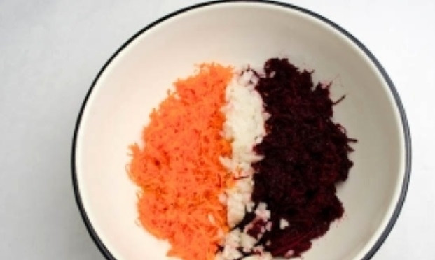 1. Этап. Овощные котлеты на пару: 4. Луковицу очистить и порезать мелкими кубиками. В глубокой миске смешать морковь, свеклу и лук.