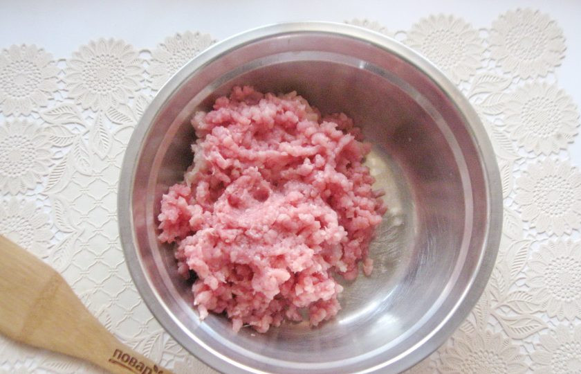 1. Этап. Мясные котлеты с баклажанами: Свинину помойте и пропустите через мясорубку.
