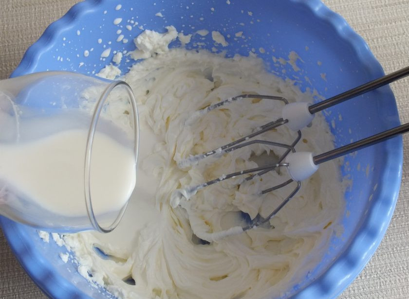 1. Этап. Ленивый чизкейк: Добавьте охлажденные сливки. Взбейте в густую массу.