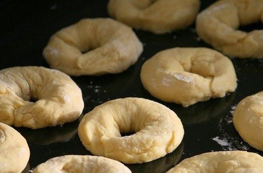 1. Этап. Сметанные калачики: Скатываем колбаски, а из них формируем калачики. Затем смазываем противень сливочным маслом и выкладываем туда калачики.