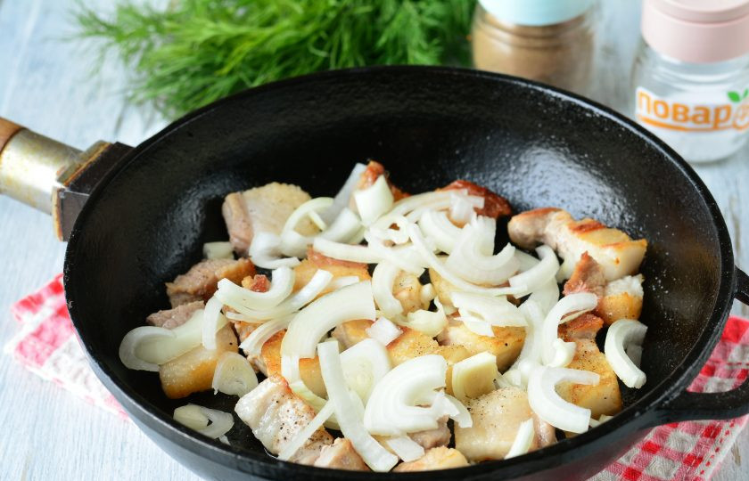 1. Этап. Жареная картошка с грудинкой: К обжаренной грудинке добавьте лук.