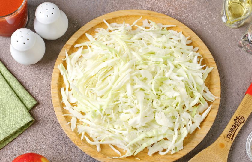 1. Этап. Щи с яблоками: Пока варится мясо, нашинкуйте капусту.