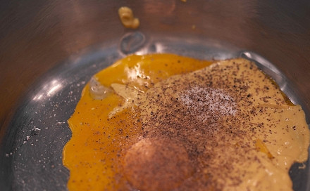 1. Этап. Телятина под соусом из тунца: Теперь сделайте соус. Смешайте желтки с солью, горчицей и перцем. Осторожно влейте масло, постоянно взбивая.