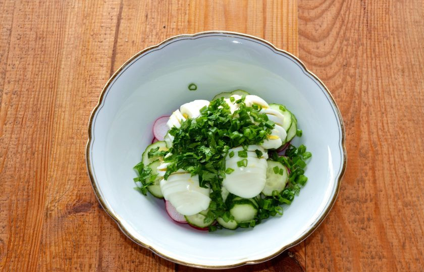 1. Этап. Салат из редиса с огурцом и яйцом: Измельчите свежую зелень.