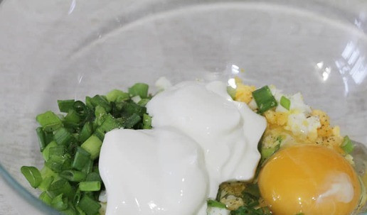 1. Этап. Вафли с яйцом и зеленым луком: Добавить в миску сметану и яйцо, перемешать.