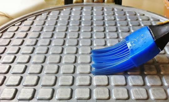 1. Этап. Блины в вафельнице: Включите вафельницу и дайте ей время разогреться. Затем смажьте поверхность прибора с двух сторон маслом при помощи специальной силиконовой кисточки.