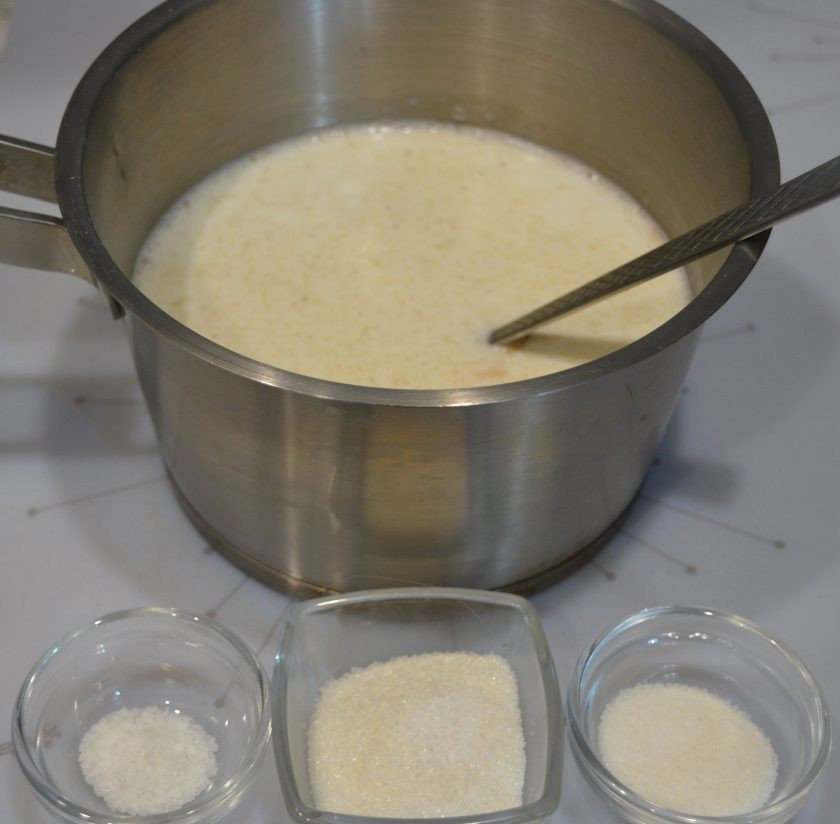 1. Этап. Овсянка Королевская: Добавьте в сотейник сахар, ванилин, соль.