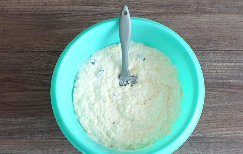 1. Этап. Творожная запеканка с кускусом: Перемешайте массу ложкой.