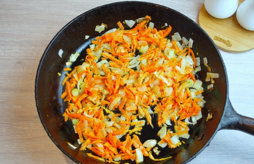 1. Этап. Суп с фасолью и лапшой: На растительном масле обжарьте лук, добавьте морковь. Тушите овощи на слабом огне до мягкости.