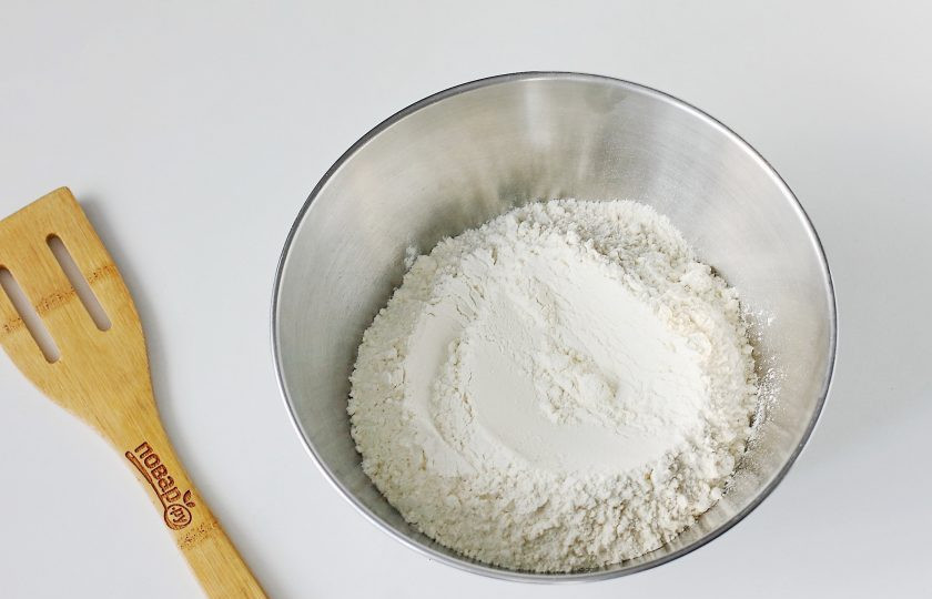 1. Этап. Узбекская лепешка с мясом: Муку насыпьте в глубокую миску, сделайте ямку.