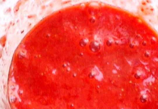 1. Этап. Клубничное суфле для торта: Затем измельчите её в блендере с сахарной пудрой. Желатин растворите в небольшом количестве воды и распустите на водяной бане.