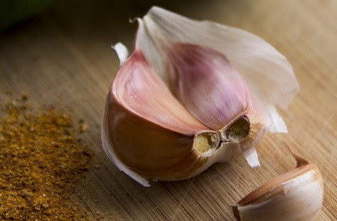 1. Этап. Курица с овощами в фольге: 1. Для начала необходимо заняться маринадом для курицы. Чеснок очистить и измельчить ножом.