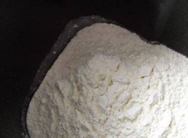 1. Этап. Тесто в хлебопечке для пирогов: И насыпаем муку, смешанную с сухим молоком.