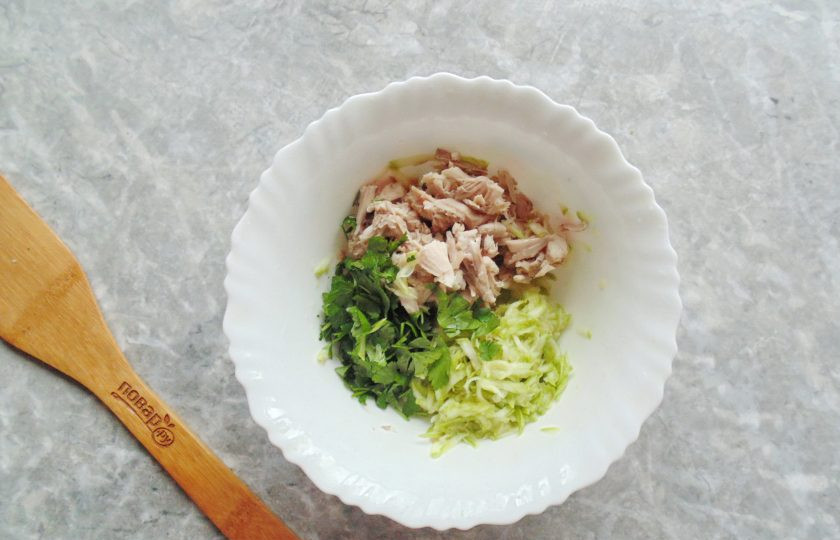 1. Этап. Заливной пирог с курицей и кабачком: В миску выложите нарезанную мелко отварную курицу. Добавьте мелко нарезанную петрушку. Кабачок натрите на тёрке, посолите, дайте постоять, пока не пустит сок. Потом хорошо отожмите от жидкости и добавьте к курице и петрушке.